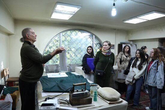 Հագուստի մոդելավորում մասնագիտության ուսանողների բովանդակալից պրակտիկան՝ Պարոնյան թատրոնի արտադրամասում 