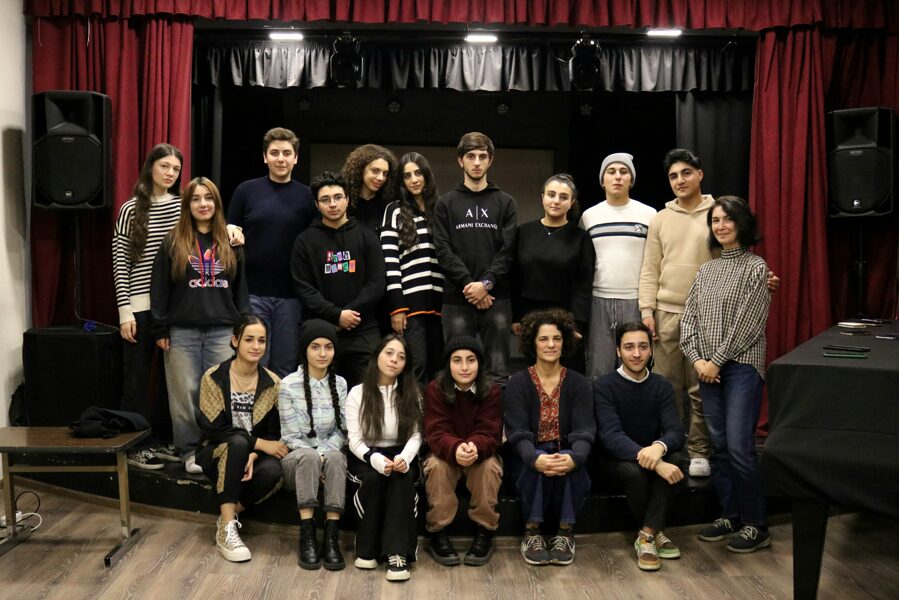 «Դերասանի հիմնական գործիքն իր շնչառությունն է»․ Կորին Ժոբերը՝ «Ազնավուր» քոլեջի ուսանողներին