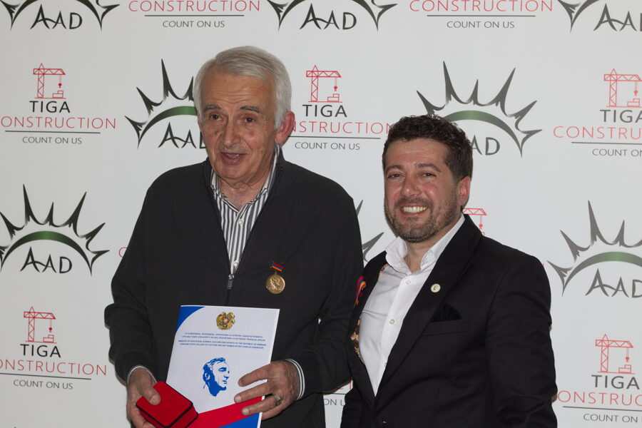 Սամվել Գասպարյանը պարգևատրվեց Շառլ Ազնավուր քոլեջի Ոսկե հուշամեդալով. տեսանյութ